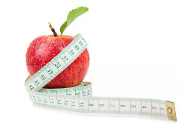 Kırmızı elma ve beyaz arka plan üzerinde ölçüm bandı.