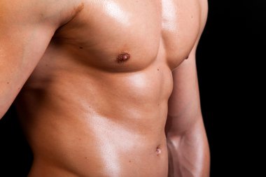 kaslı erkek torso siyah arka plan üzerine
