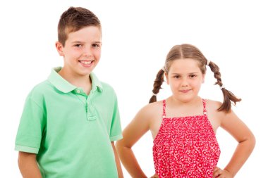 Beyaz arka plan üzerinde duran çocuklar