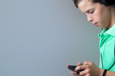 Çocuk oyun konsolu gri arka plan üzerinde oynama