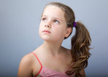 bakarken güzel küçük bir kız portre resmi