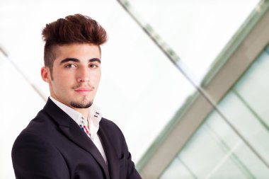 Casual yakışıklı genç iş adamı ofis