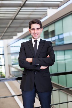 modern ofisindeki bir gülümseyen genç işadamı portresi