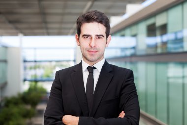 mutlu genç iş adamı modern ofis portre portre