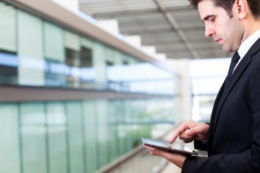 genç işadamı dijital tablet pc ile çalışma