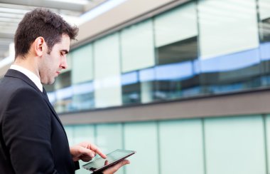 genç işadamı ofiste onun dijital tablet kullanma