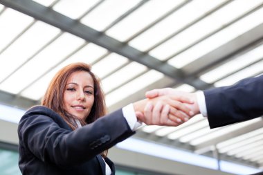 arka plan iş kadını tokalaşırken Office bulanık