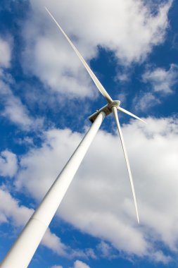 Bulutlu gökyüzüne karşı yeldeğirmeni