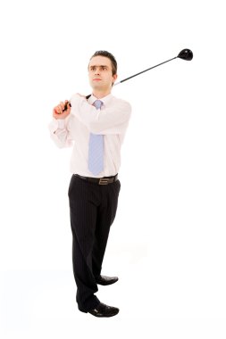 Beyaz bir ba izole bir golf kulüp sallanan genç iş adamı