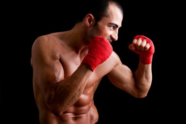 siyah arka plan üzerine genç boksör fighter