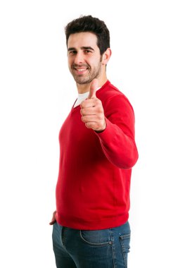 Genç, sıradan bir adam, beyaz bir arka planda başparmak kaldırıyor.
