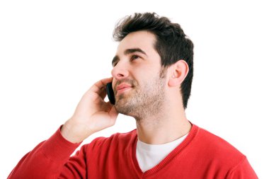 Beyaz arka plan üzerinde izole telefonda konuşurken genç casual adam