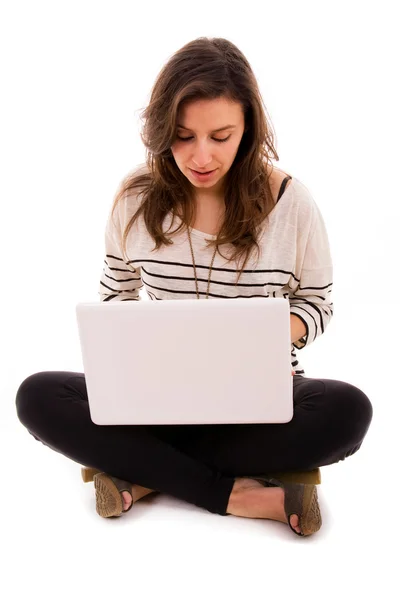Piękna kobieta siedzi na podłodze praca z laptopem — Zdjęcie stockowe