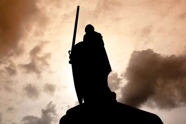 Silhouette von afonso Henriques Statue in Guimaraes, 1. König von — Stockfoto