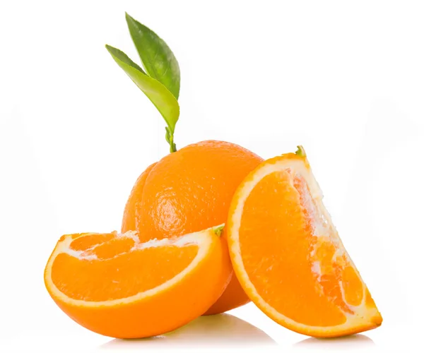 Reife Orange mit Blättern auf weißem Hintergrund — Stockfoto