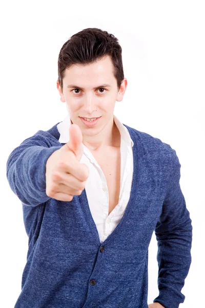 Jovem casual mostrando polegar para cima e sorrindo isolado no fundo branco — Fotografia de Stock