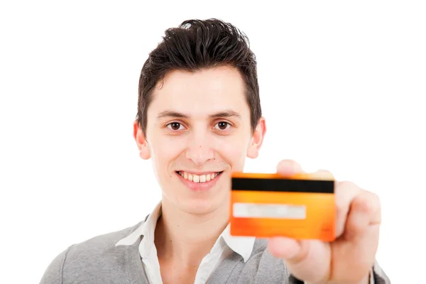 Sonriente joven mostrando tarjeta de crédito, aislado sobre fondo blanco . — Foto de Stock