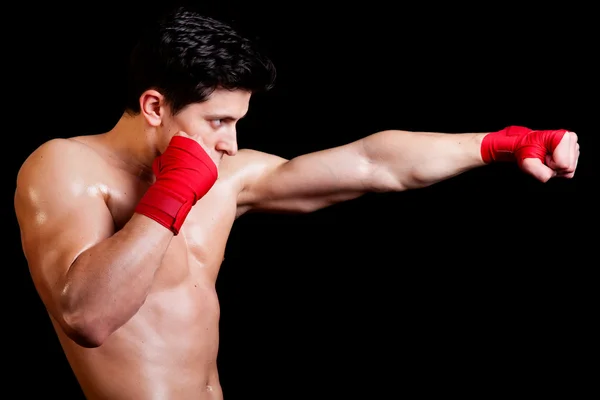 Joven boxeador luchador sobre fondo negro — Foto de Stock