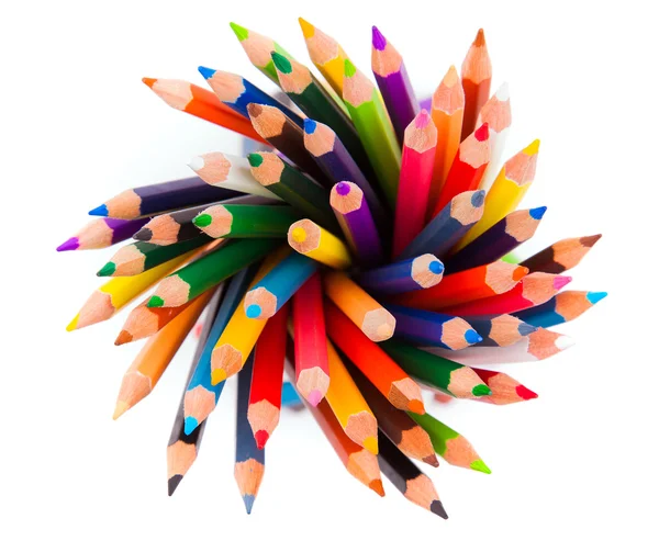 Beyaz arka plan üzerinde renkli kalemler yığını — Stok fotoğraf