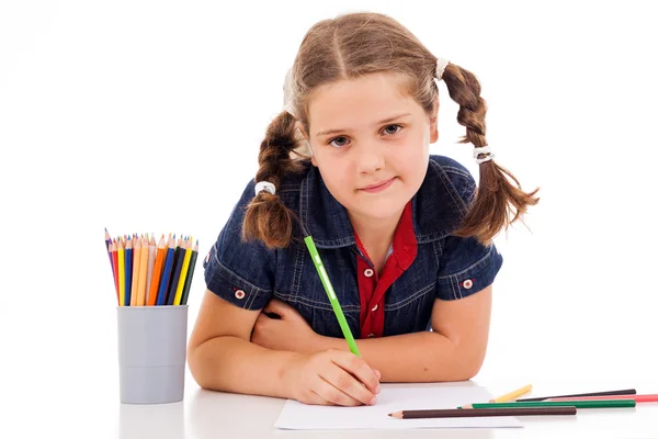 Schattig kind tekenen met kleurrijke kleurpotloden en glimlach, geïsoleerd over w — Stockfoto