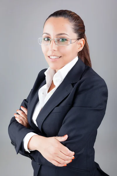 Retrato de una joven empresaria exitosa sonriendo — Foto de Stock