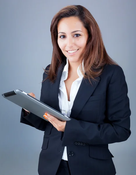 Joven mujer de negocios sosteniendo una tableta pc — Foto de Stock