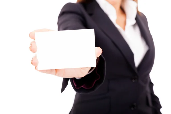Donna d'affari che mostra un biglietto da visita vuoto, isolato su bianco — Foto Stock
