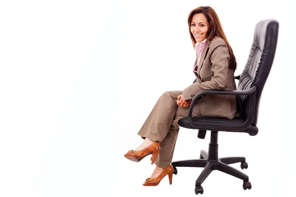 Портрет красивой молодой женщины, сидящей на стуле изолированы на белом фоне — стоковое фото