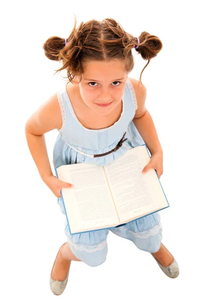 Draufsicht auf ein entzückendes kleines Mädchen, das ein Buch liest, isoliert auf weiß — Stockfoto