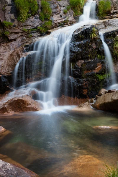 Bella cascata al Parco Nazionale di Geres, Portogallo — Foto Stock