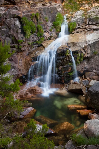 Bella cascata al Parco Nazionale di Geres, Portogallo — Foto Stock