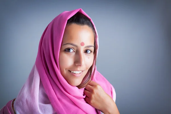 Closeup retrato de uma bela e sorridente jovem mulher indiana — Fotografia de Stock