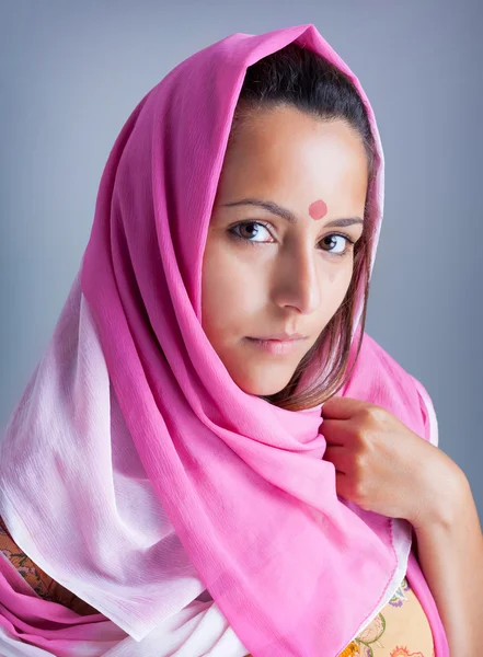 Gros plan portrait d'une belle jeune femme indienne — Photo