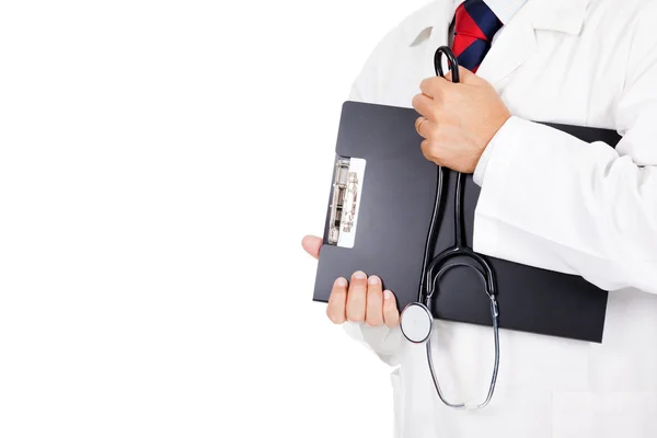 Médico segurando prancheta e estetoscópio no fundo branco — Fotografia de Stock