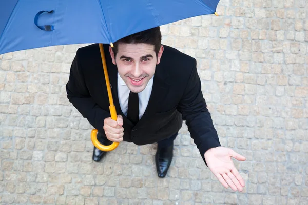 笑顔の若いビジネスマンが雨が降っているかどうか確認 — ストック写真