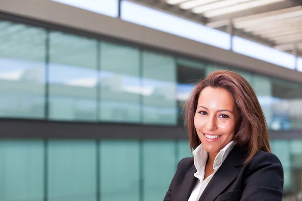 Sorridente giovane donna d'affari in ufficio — Foto Stock
