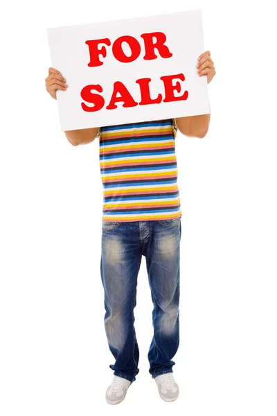 Casual ung hålla försäljning tecken mot vit bakgrund — Stockfoto