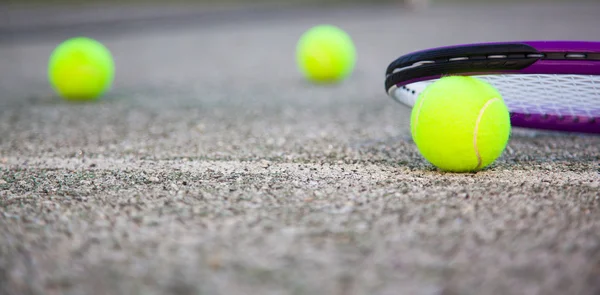 Tenis top ve raket — Stok fotoğraf