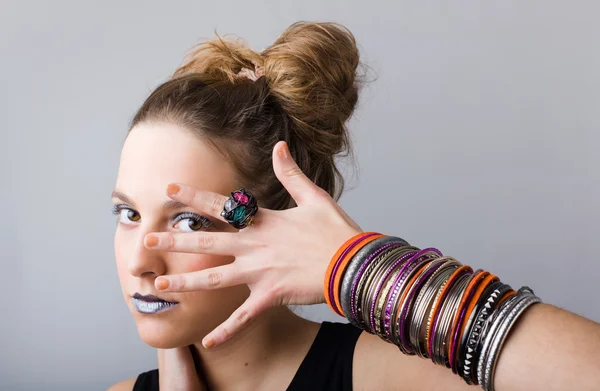 Retrato de una hermosa joven, sobre fondo gris —  Fotos de Stock