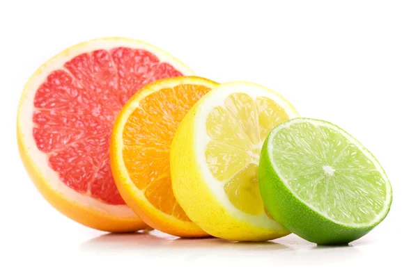 Frutas frescas de citrinos isoladas sobre fundo branco — Fotografia de Stock