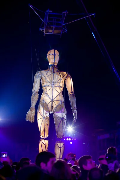 GUIMARAES, PORTUGAL - SEPTEMBER 22: La Fura dels Baus performs with giant puppet during street performances, European capital of culture on 22, 2012 in GUIMARAES — Stock Photo, Image