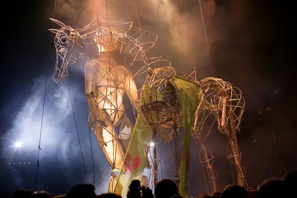 Guimaraes, Portugal - January 21: La Fura dels Baus performs with giant puppet and horse during street performance — Stock Photo, Image