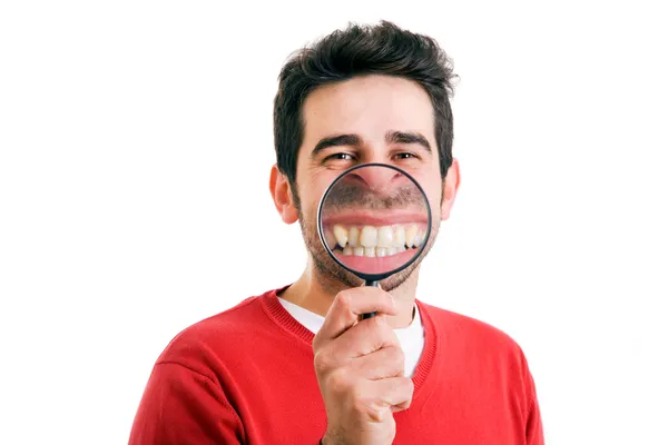 Immagine divertente di un uomo con lente d'ingrandimento tenuto in mano per affrontare l'allargamento della bocca e dei denti . — Foto Stock