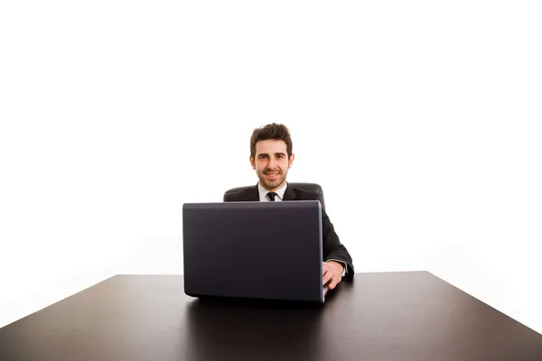 与工作的年轻商业男子是在办公桌，被隔绝在白色的笔记本电脑 — 图库照片