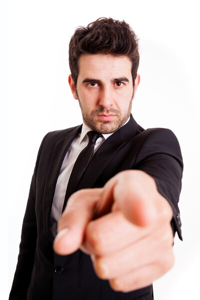 Портрет молодого бизнесмена, указывающего на вас на белом фоне
