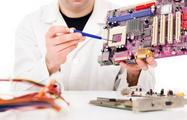 Beyaz ba izole bir anakart reparing bilgisayar mühendisi