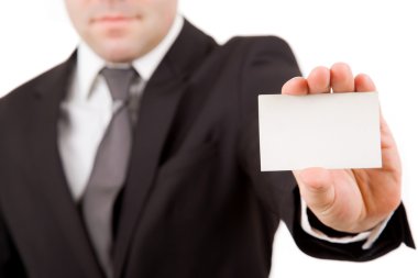 Beyaz arka plan üzerinde izole kart sunan iş adamı