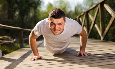 genç adam parkta egzersiz