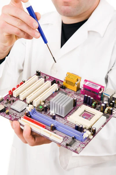 Ingegnere informatico che esamina, ripara un circuito elettronico, isolato su sfondo bianco — Foto Stock