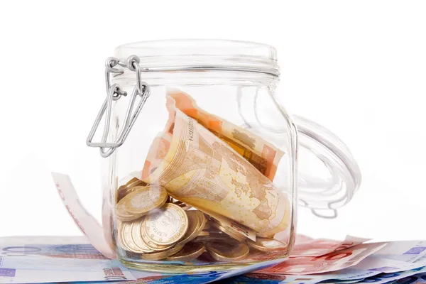 Un frasco de dinero lleno de ahorros en fondo blanco — Foto de Stock